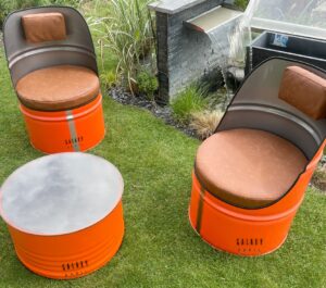 Ensemble sièges et table orange